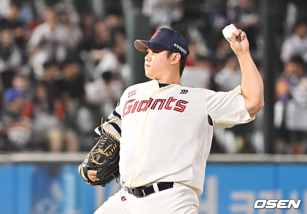 9일 부산 사직야구장에서 2025 신한 SOL 뱅크 KBO 리그 롯데 자이언츠와 두산 베어스의 경기가 열렸다. 홈팀 롯데는 이민석이, 방문팀 두산은 곽빈이 선발 출전했다.롯데 자이언츠 심재민이 역투하고 있다. 2025.07.09 / foto0307@osen.co.kr