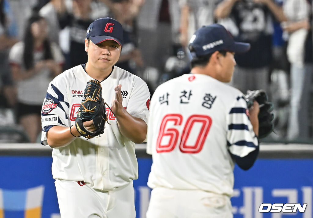 9일 부산 사직야구장에서 2025 신한 SOL 뱅크 KBO 리그 롯데 자이언츠와 두산 베어스의 경기가 열렸다. 홈팀 롯데는 이민석이, 방문팀 두산은 곽빈이 선발 출전했다.롯데 자이언츠 심재민이 연장 11회초 무사 1루 두산 베어스 박계범의 보내기 번트를 잡아 2루로 던져 아웃시킨 박찬형을 보며 박수를 치고 있다. 2025.07.09 / foto0307@osen.co.kr
