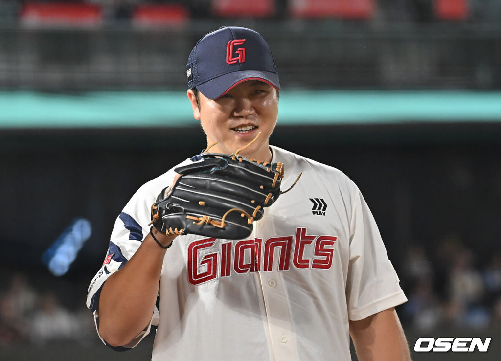 9일 부산 사직야구장에서 2025 신한 SOL 뱅크 KBO 리그 롯데 자이언츠와 두산 베어스의 경기가 열렸다. 홈팀 롯데는 이민석이, 방문팀 두산은 곽빈이 선발 출전했다.롯데 자이언츠 심재민이 연장 10회초를 무실점으로 막고 미소짓고 있다. 2025.07.09 / foto0307@osen.co.kr