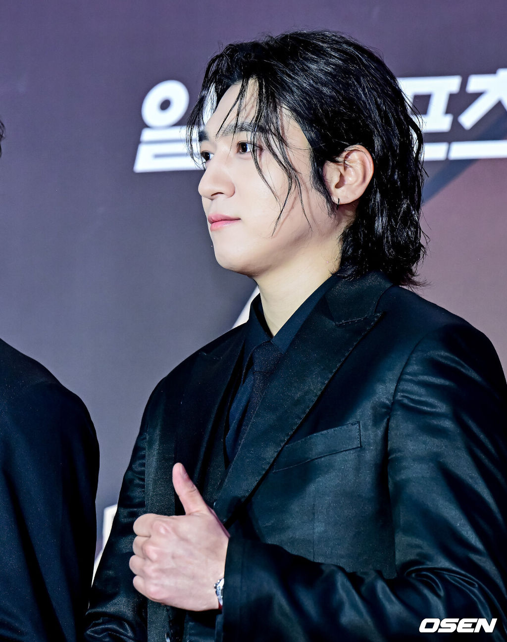 17일 오후 인천 중구 운서동 인스파이어 아레나에서 '제1회 코리아 그랜드 뮤직 어워즈(2024 KGMA)'가 열렸다.'2024 KGMA'는 새로운 K팝 축제를 표방하는 시상식으로 배우 남지현과 뉴진스 하니, 에스파 윈터가 MC로 호흡을 맞춘다.가수 데이식스 성진이 포즈를 취하고 있다. 2024.11.17 / jpnews@osen.co.kr