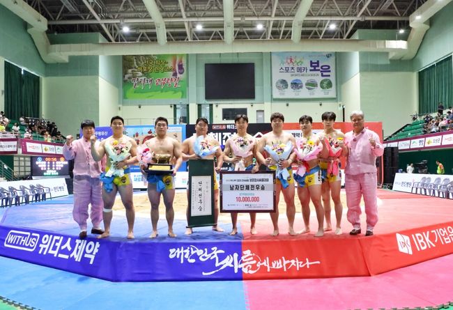 한편 앞서 벌어진 단체전 결승에서는 이대진 감독과 이진형 코치가 이끄는 울주군청(울산광역시)이 용인특례시청(경기도)을 4-2로 물리치며 지난 4월 평창 대회와 5월 유성대회에 이어 2025년 민속리그 단체전 3관왕을 차지했다. / 대한씨름협회