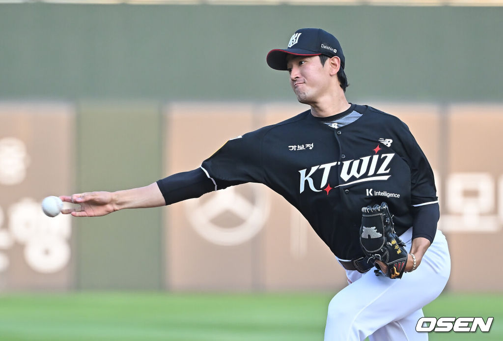 27일 부산 사직야구장에서 2025 신한 SOL 뱅크 KBO 리그 롯데 자이언츠와 KT 위즈의 경기가 열렸다. 홈팀 롯데는 이민석이, 방문팀 삼성은 고영표가 선발 출전했다.KT 위즈 선발 투수 고영표가 역투하고 있다. 2025.06.27 / foto0307@osen.co.kr