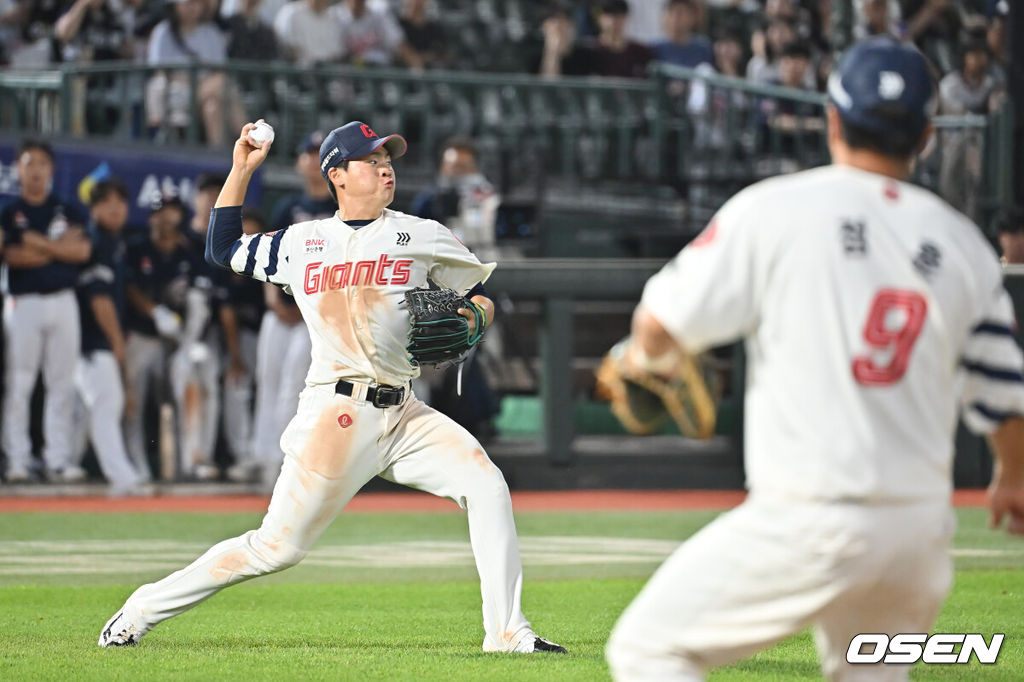 9일 부산 사직야구장에서 2025 신한 SOL 뱅크 KBO 리그 롯데 자이언츠와 두산 베어스의 경기가 열렸다. 홈팀 롯데는 이민석이, 방문팀 두산은 곽빈이 선발 출전했다.롯데 자이언츠 박찬형이 연장 11회초 무사 1루 두산 베어스 박계범의 보내기 번트를 잡아 2루로 던져 아웃시키고 있다. 2025.07.09 / foto0307@osen.co.kr