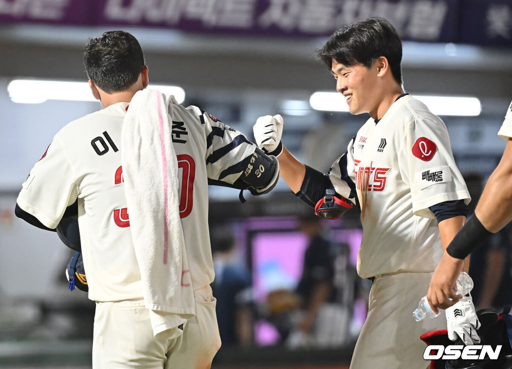 9일 부산 사직야구장에서 2025 신한 SOL 뱅크 KBO 리그 롯데 자이언츠와 두산 베어스의 경기가 열렸다. 홈팀 롯데는 이민석이, 방문팀 두산은 곽빈이 선발 출전했다.롯데 자이언츠 이호준이 연장 11회말 1사 1,2루 우익수 른쪽 끝내기 2루타를 치고 박찬형의 축하를 받고 있다. 2025.07.09 / foto0307@osen.co.kr