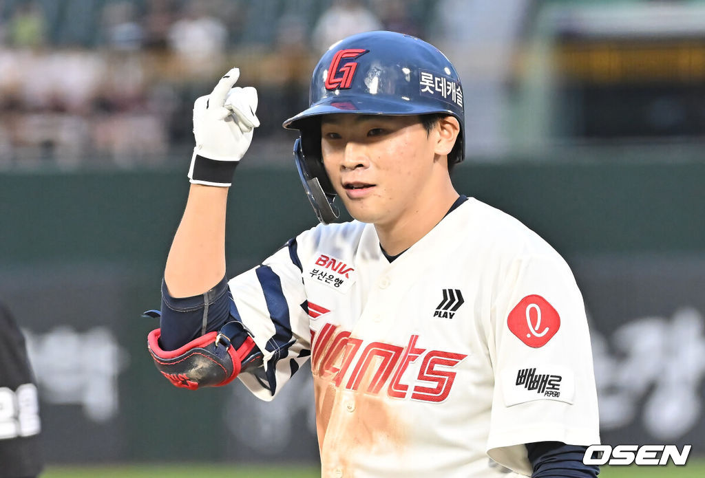 9일 부산 사직야구장에서 2025 신한 SOL 뱅크 KBO 리그 롯데 자이언츠와 두산 베어스의 경기가 열렸다. 홈팀 롯데는 이민석이, 방문팀 두산은 곽빈이 선발 출전했다.롯데 자이언츠 박찬형이 2회말 2사 2,3루 빗맞은 타구가 파울 라인을 벗어나지 않으며 1타점 내야 안타가 되자 세리머니를 하고 있다. 2025.07.09 / foto0307@osen.co.kr