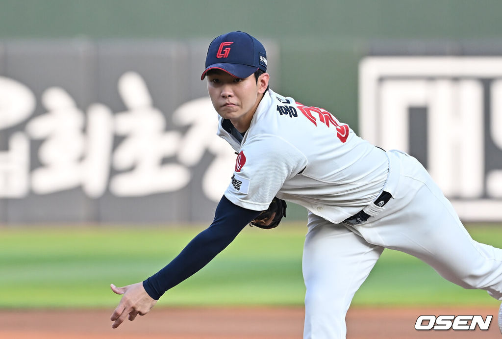 8일 부산 사직야구장에서 2025 신한 SOL 뱅크 KBO 리그 롯데 자이언츠와 두산 베어스의 경기가 열렸다. 홈팀 롯데는 홍민기가, 방문팀 두산은 최민석이 선발 출전했다.롯데 자이언츠 선발 투수 홍민기가 역투하고 있다. 2025.07.08 / foto0307@osen.co.kr