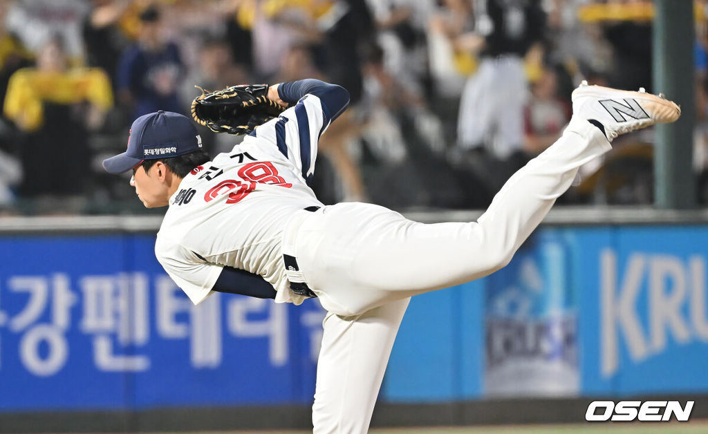 1일 부산 사직야구장에서 2025 신한 SOL 뱅크 KBO 리그 롯데 자이언츠와 LG 트윈스의 경기가 열렸다. 홈팀 롯데는 데이비슨이, 방문팀 LG는 에르난데스가 선발 출전했다.롯데 자이언츠 홍민기가 역투하고 있다. 2025.07.01 / foto0307@osen.co.kr