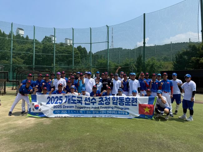대한야구소프트볼협회는 개도국 스포츠 발전을 위한 ‘개도국 선수 초청 합동훈련 사업’의 일환으로 방한한 베트남 야구 국가대표 선수단(이하 ‘베트남 선수단’)이 7월 10일 훈련 일정을 성공적으로 마치고 출국한다고 밝혔다. / 대한야구소프트볼협회