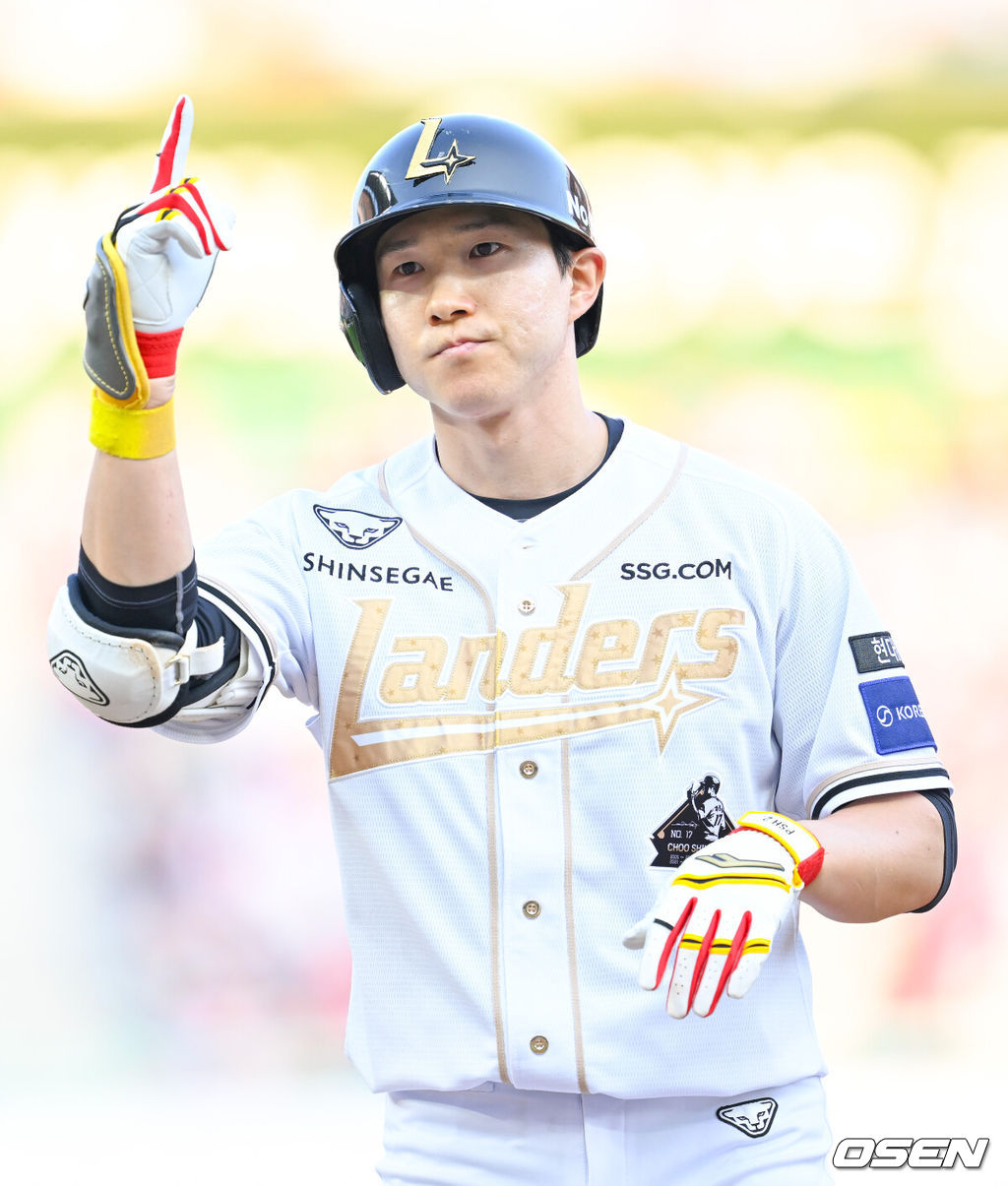 14일 인천 SSG랜더스필드에서 ‘2025 신한은행 SOL Bank KBO리그’ SSG 랜더스와 롯데 자이언츠의 경기가 열렸다.이날 SSG는 김광현, 롯데는 감보아를 선발로 내세웠다.  6회말 1사 2루 SSG 박성한이 안타를 날린 뒤 세리머니를 하고 있다. 2025.06.14 / ksl0919@osen.co.kr