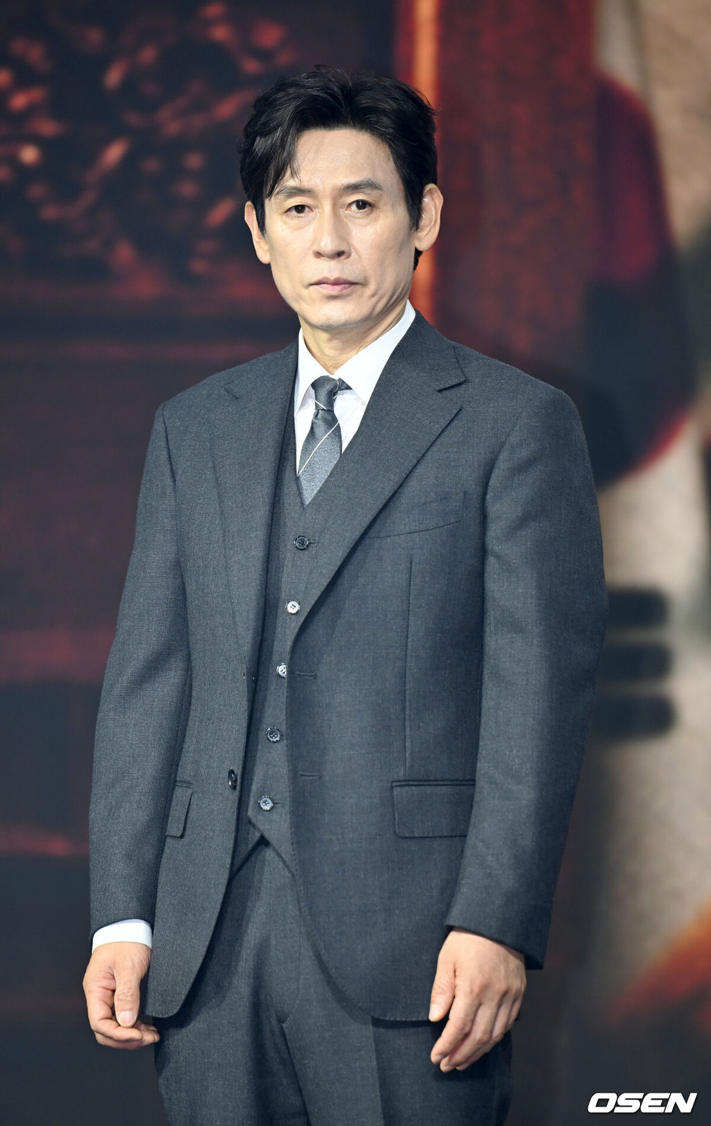 25일 오후 서울 종로구 JW 메리어트 동대문 스퀘어에서 넷플릭스 오지리널 돌풍의 제작발표회가 열렸다. 이날 행사에는 배우 설경구, 김희애, 김용완 감독, 박경수 작가가 참석했다. 배우 설경구가 포토타임을 갖고 있다. 2024.06.25 / ksl0919@osen.co.kr