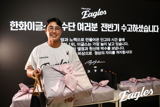 한화 채은성이 김승연 회장에게 받은 선물을 들고 웃고 있다. /한화 이글스 제공