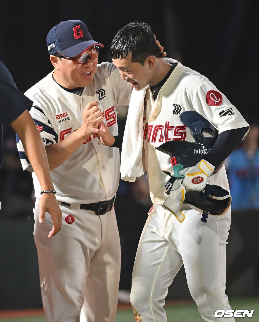 9일 부산 사직야구장에서 2025 신한 SOL 뱅크 KBO 리그 롯데 자이언츠와 두산 베어스의 경기가 열렸다. 홈팀 롯데는 이민석이, 방문팀 두산은 곽빈이 선발 출전했다.롯데 자이언츠 이호준이 연장 11회말 1사 1,2루 우익수 른쪽 끝내기 2루타를 치고 김태형 감독의 축하를 받고 있다. 2025.07.09 / foto0307@osen.co.kr
