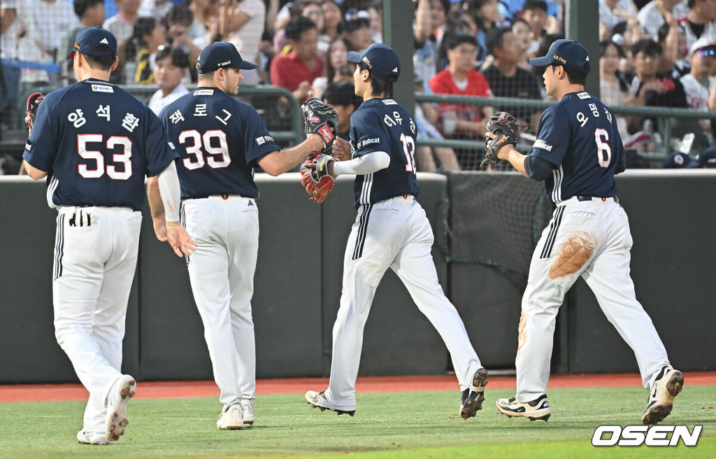 10일 부산 사직야구장에서 2025 신한 SOL 뱅크 KBO 리그 롯데 자이언츠와 두산 베어스의 경기가 열렸다. 홈팀 롯데는 나균안이, 방문팀 두산은 잭로그가 선발 출전했다.두산 베어스 잭로그가 4회말 1사 1루 롯데 자이언츠 레이예스를 유격수 병살로 잡고 이유찬, 오명진과 하이파이브를 하고 있다. 2025.07.10 / foto0307@osen.co.kr