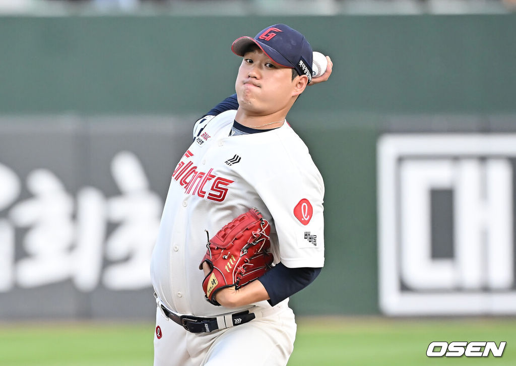 10일 부산 사직야구장에서 2025 신한 SOL 뱅크 KBO 리그 롯데 자이언츠와 두산 베어스의 경기가 열렸다. 홈팀 롯데는 나균안이, 방문팀 두산은 잭로그가 선발 출전했다.롯데 자이언츠 선발 투수 나균안이 역투하고 있다. 2025.07.10 / foto0307@osen.co.kr