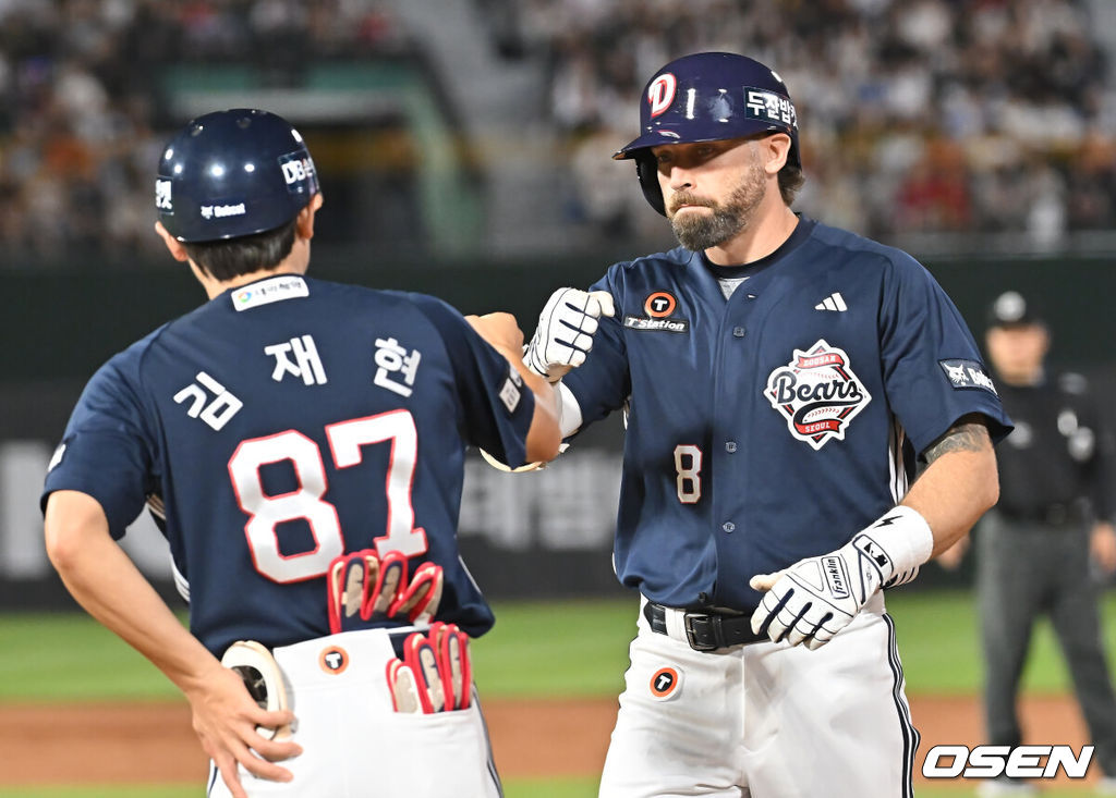 10일 부산 사직야구장에서 2025 신한 SOL 뱅크 KBO 리그 롯데 자이언츠와 두산 베어스의 경기가 열렸다. 홈팀 롯데는 나균안이, 방문팀 두산은 잭로그가 선발 출전했다.두산 베어스 케이브가 7회초 2사 2루 중견수 앞 1타점 안타를 치고 하이파이브를 하고 있다. 2025.07.10 / foto0307@osen.co.kr