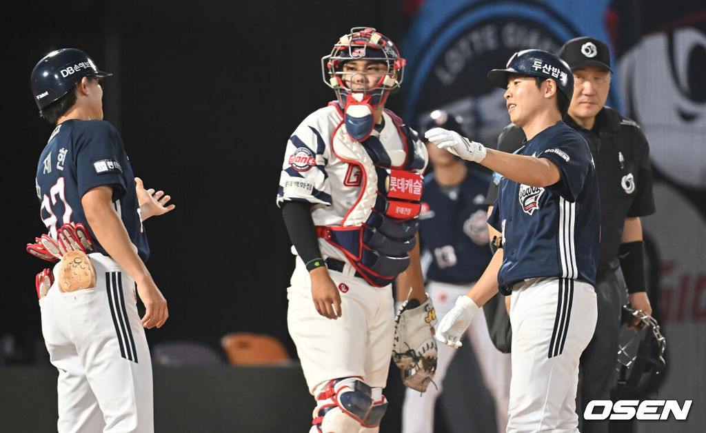 10일 부산 사직야구장에서 2025 신한 SOL 뱅크 KBO 리그 롯데 자이언츠와 두산 베어스의 경기가 열렸다. 홈팀 롯데는 나균안이, 방문팀 두산은 잭로그가 선발 출전했다.두산 베어스 정수빈이 9회초 우월 솔로 홈런을 치고 하이파이브를 하고 있다. 2025.07.10 / foto0307@osen.co.kr