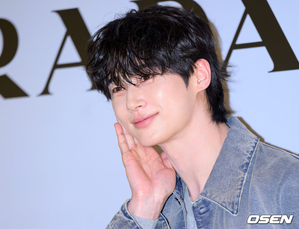 5일 오후 더현대 서울에서 이탈리아 하이엔드 명품 패션 브랜드의 팝업 스토어 오픈 행사가 열렸다.이날 배우 김태리, 변우석, 홍경, 미야오 가원이 참석해 자리를 빛냈다.배우 변우석이 입장하고 있다. 2025.06.05 /sunday@osen.co.kr