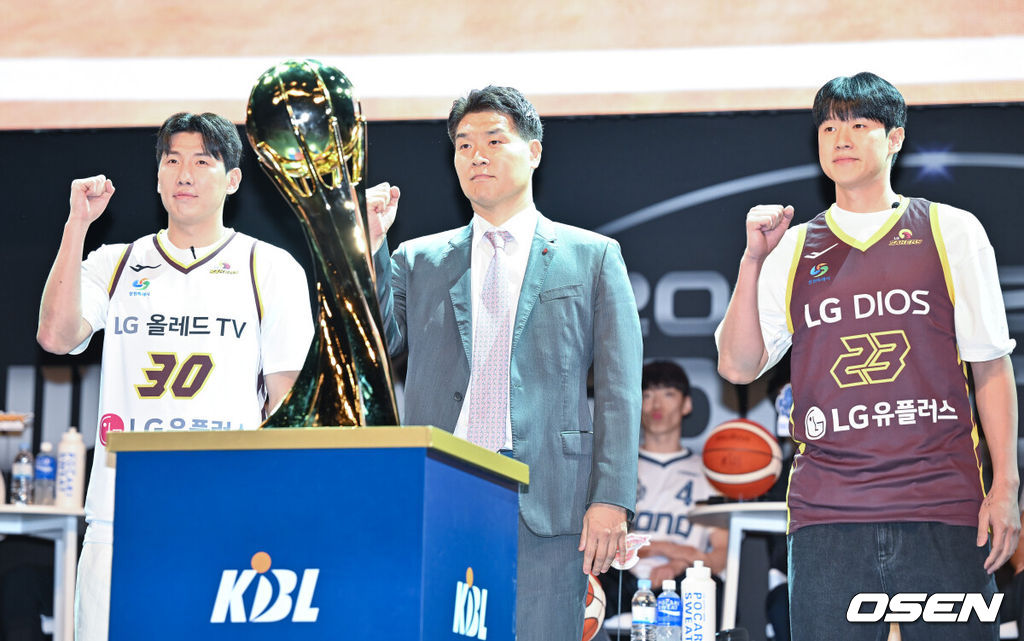 15일 오후 서울 한남동 블루스퀘어 마스터카드홀에서 제 '2024~2025 KCC’ 프로농구’ 미디어데이가 열렸다. 한편 2024-2025 KCC 프로농구는10월 19일(토) 부산 KCC와 수원 KT의개막전(부산사직체육관)을 시작으로 막을 올린다.LG 조상현 감독과 전성현 두경민이 트로피 앞에서 포즈를 취하고 있다. 2024.10.15 / rumi@osen.co.kr