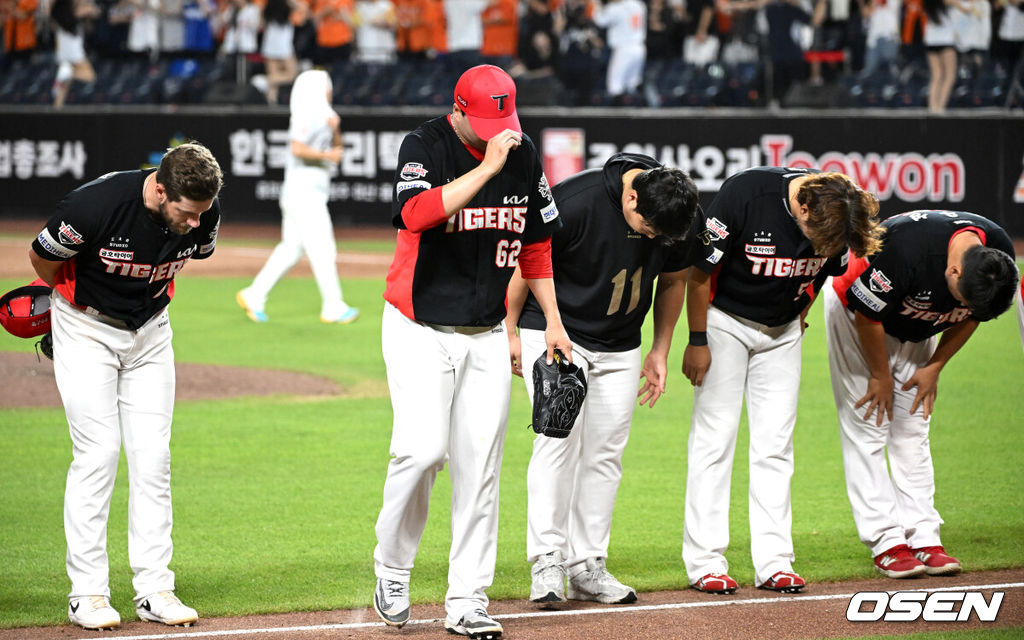 프로야구 한화 이글스가 짜릿한 끝내기 승리로 전반기를 피날레했다. 1위 팀의 위용을 보여주며 시즌 29번째 역전승을 거뒀다. 한화는 10일 대전 한화생명볼파크에서 치러진 2025 신한 SOL Bank KBO리그 KIA 타이거즈와의 홈경기를 3-2 끝내기로 승리했다. 1-2로 뒤진 9회말 KIA 마무리투수 정해영을 상대로 루이스 리베라토의 밀어내기 볼넷으로 동점을 만든 뒤 문현빈의 10구 풀카운트 승부 끝에 끝내기 안타로 대역전극을 완성했다. 경기 종료 후 KIA 선수들이 관중석을 향해 인사를 하고 있다. 2025.07.10 /sunday@osen.co.kr