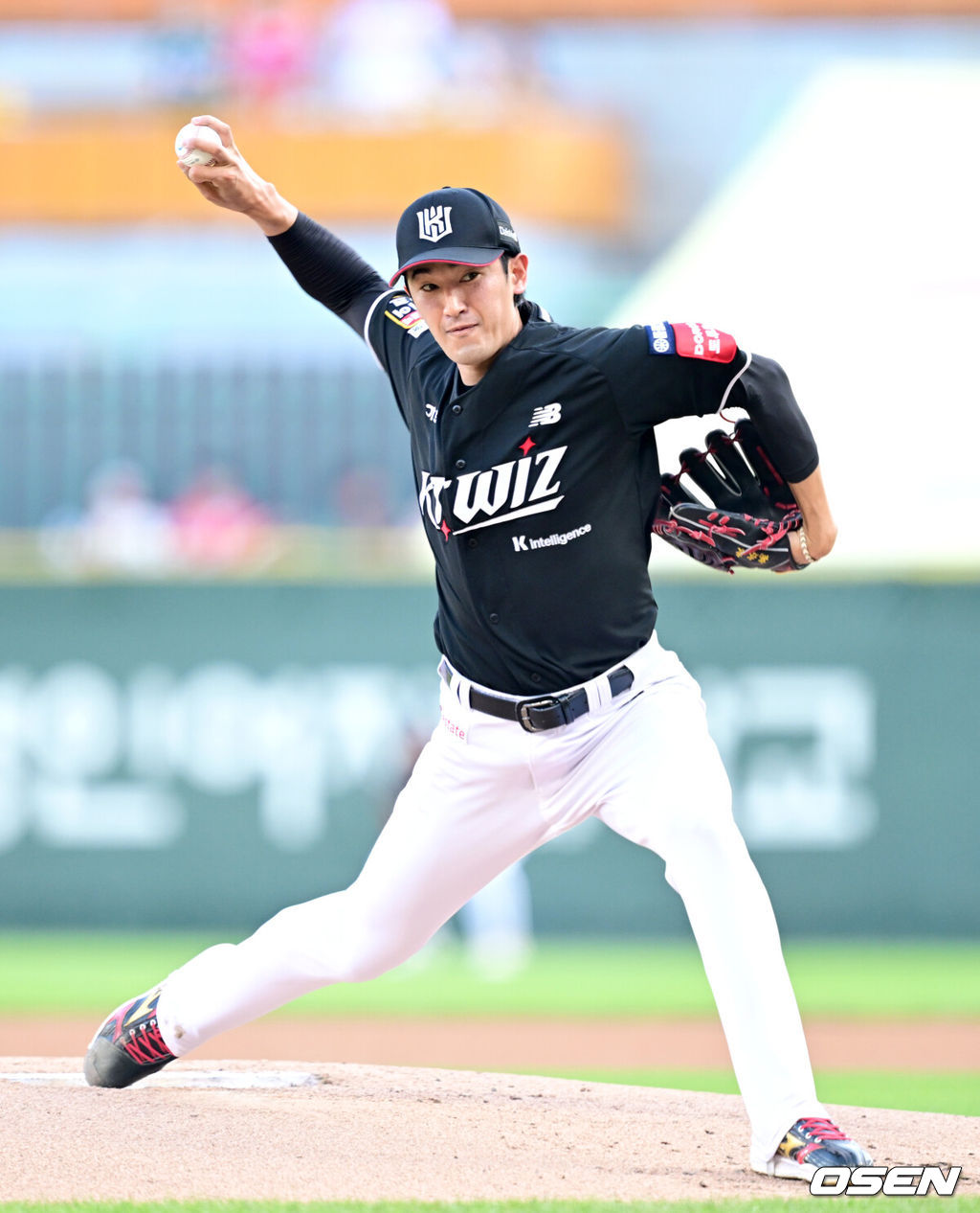 10일 인천 SSG랜더스필드에서 ‘2025 신한 SOL Bank KBO리그’ SSG 랜더스와 KT 위즈의 경기가 열렸다.홈팀 SSG는 드류 앤더슨, 방문팀 KT는 고영표를 선발로 내세웠다.1회말 KT 선발 고영표가 힘차게 공을 뿌리고 있다. 2025.07.10 / dreamer@osen.co.kr