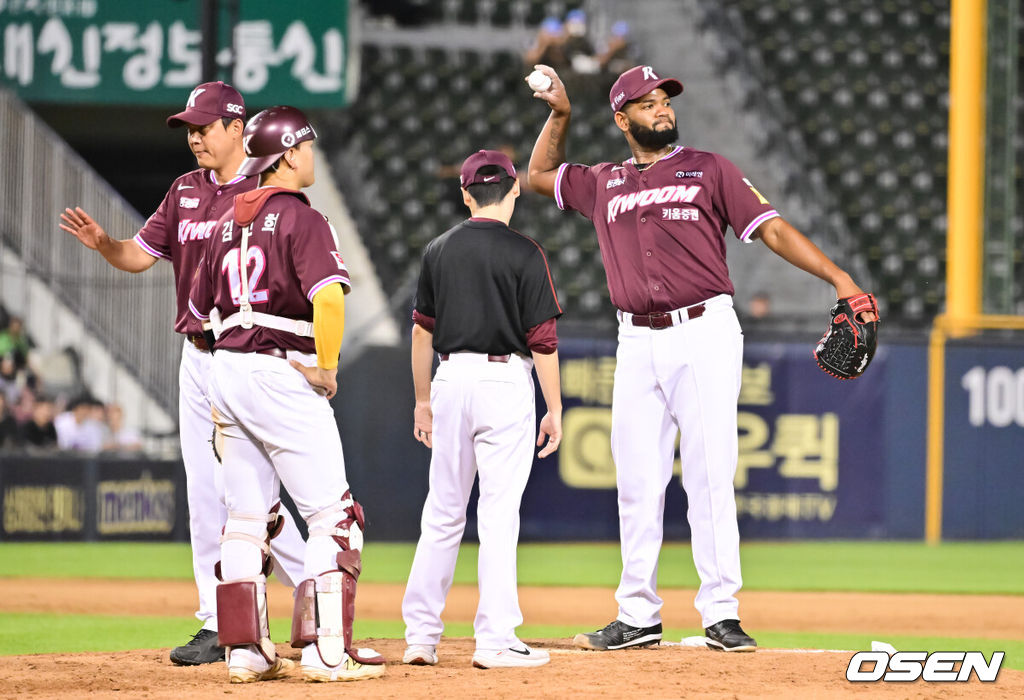 10일 오후 서울 잠실구장에서 ‘2025 신한 SOL BANK KBO리그’ LG 트윈스와 키움 히어로즈의 경기가 진행됐다. 이날 경기에서 LG는 송승기를, 키움은 알칸타라를 선발투수로 내세웠다.7회말 1사 1루 LG 대타 박관우가 동점 2점 홈런을 날리고 베이스를 돌고 있다.  2025.07.10 /  soul1014@osen.co.kr