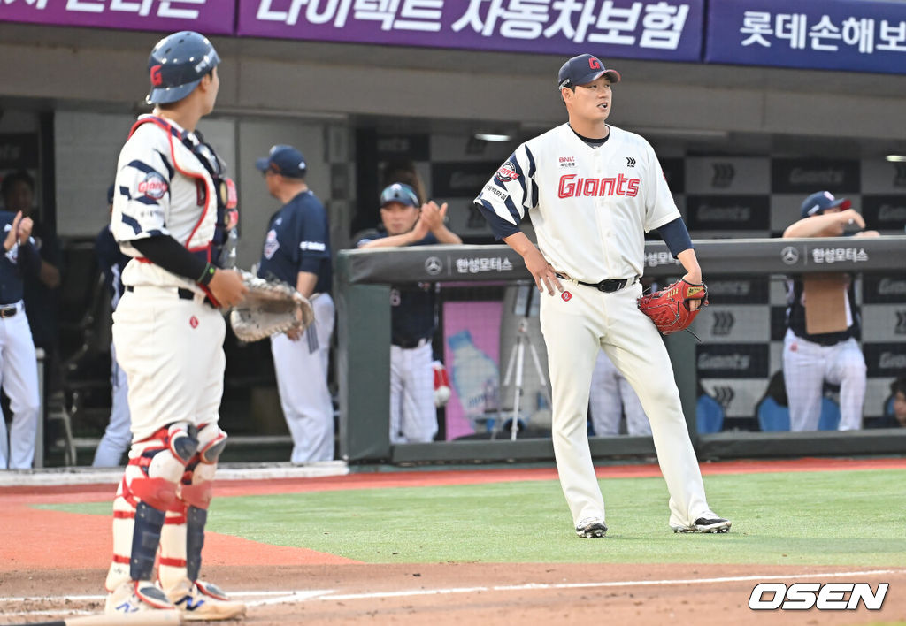 10일 부산 사직야구장에서 2025 신한 SOL 뱅크 KBO 리그 롯데 자이언츠와 두산 베어스의 경기가 열렸다. 홈팀 롯데는 나균안이, 방문팀 두산은 잭로그가 선발 출전했다.롯데 자이언츠 선발 투수 나균안이 3회초 무사 1,2루 두산 베어스 이유찬의 희생 번트때 1루 송구 실책을 하고 실점한 후 아쉬워하고 있다. 2025.07.10 / foto0307@osen.co.kr