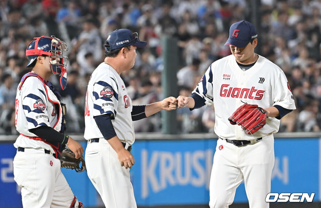 10일 부산 사직야구장에서 2025 신한 SOL 뱅크 KBO 리그 롯데 자이언츠와 두산 베어스의 경기가 열렸다. 홈팀 롯데는 나균안이, 방문팀 두산은 잭로그가 선발 출전했다.롯데 자이언츠 선발 투수 나균안이 7회초 교체되고 있다. 2025.07.10 / foto0307@osen.co.kr