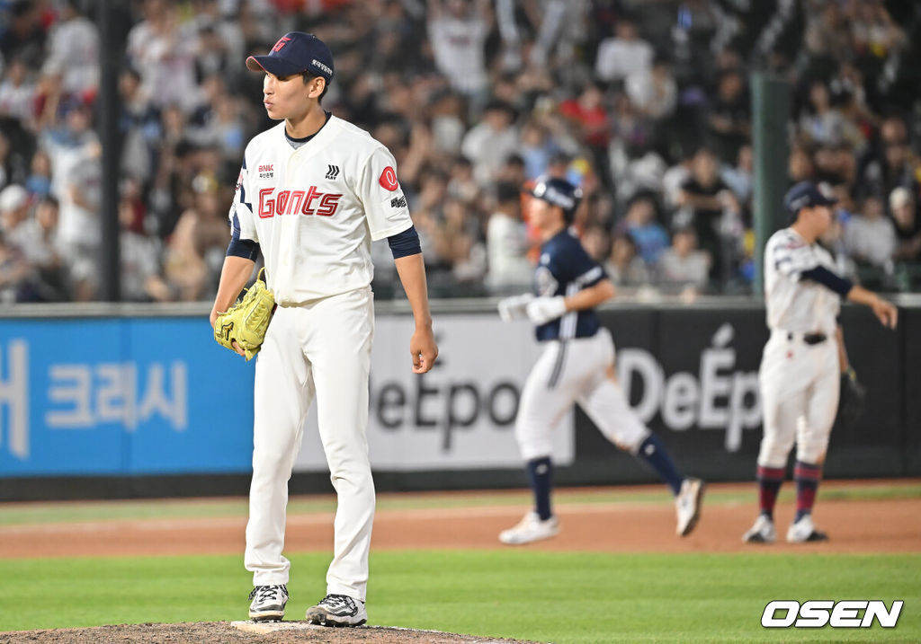 10일 부산 사직야구장에서 2025 신한 SOL 뱅크 KBO 리그 롯데 자이언츠와 두산 베어스의 경기가 열렸다. 홈팀 롯데는 나균안이, 방문팀 두산은 잭로그가 선발 출전했다.롯데 자이언츠 이영재가 9회초 두산 베어스 정수빈에게 우월 솔로 홈런을 맞고 아쉬워하고 있다. 2025.07.10 / foto0307@osen.co.kr