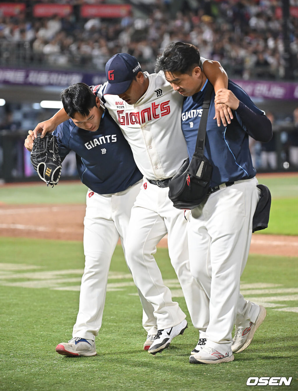 10일 부산 사직야구장에서 2025 신한 SOL 뱅크 KBO 리그 롯데 자이언츠와 두산 베어스의 경기가 열렸다. 홈팀 롯데는 나균안이, 방문팀 두산은 잭로그가 선발 출전했다.롯데 자이언츠 김상수가 9회초 다리 부상으로 부축을 받으며 교체되고 있다. 2025.07.10 / foto0307@osen.co.kr