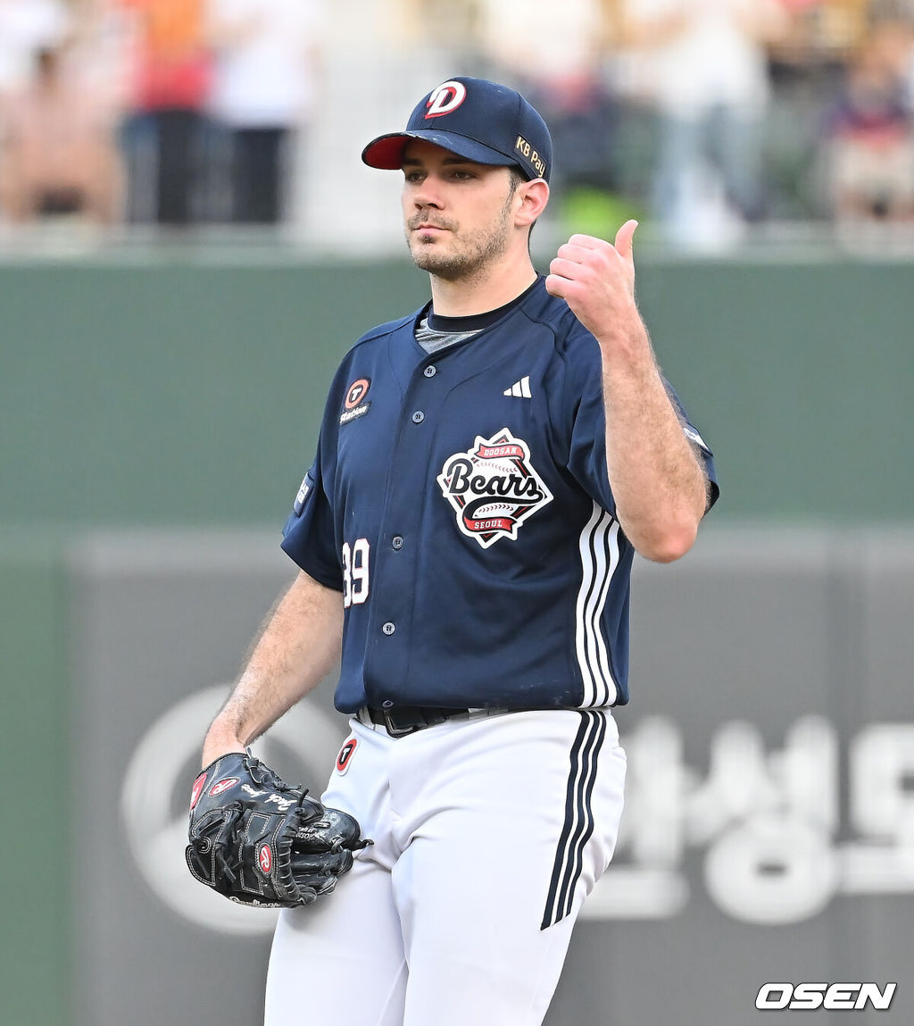 10일 부산 사직야구장에서 2025 신한 SOL 뱅크 KBO 리그 롯데 자이언츠와 두산 베어스의 경기가 열렸다. 홈팀 롯데는 나균안이, 방문팀 두산은 잭로그가 선발 출전했다.두산 베어스 선발 투수 잭로그가 사인을 보내고 있다. 2025.07.10 / foto0307@osen.co.kr