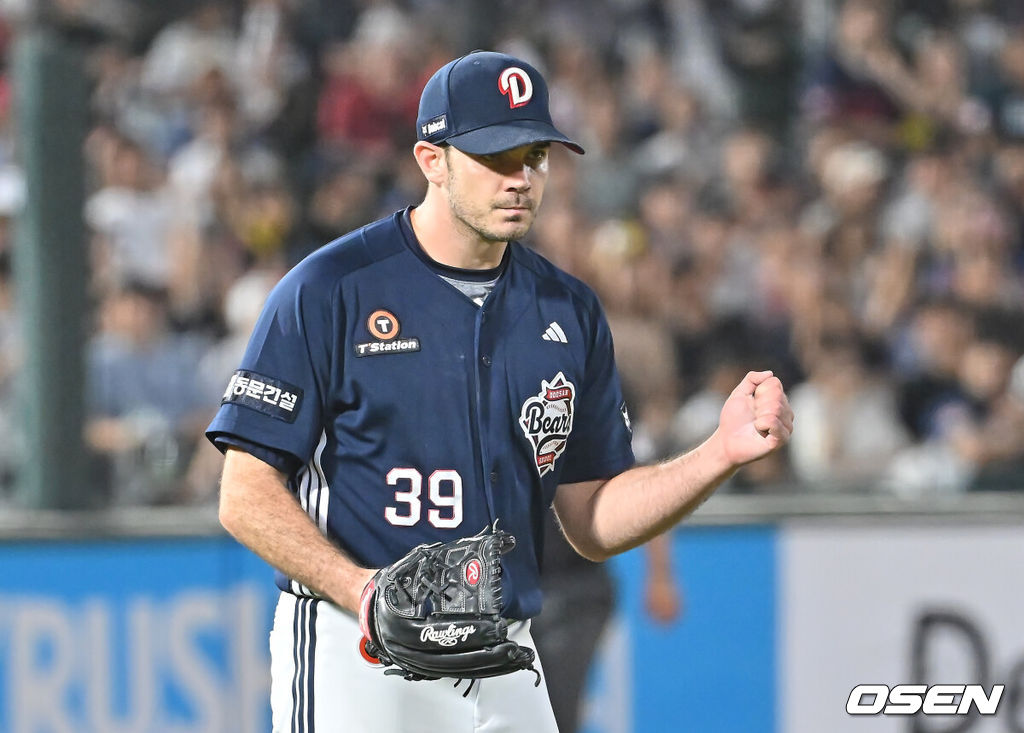 10일 부산 사직야구장에서 2025 신한 SOL 뱅크 KBO 리그 롯데 자이언츠와 두산 베어스의 경기가 열렸다. 홈팀 롯데는 나균안이, 방문팀 두산은 잭로그가 선발 출전했다.두산 베어스 잭로그가 6회말 무사 1루 롯데 자이언츠 한태양을 2루수 병살로 잡고 주먹을 불끈 쥐고 있다. 2025.07.10 / foto0307@osen.co.kr