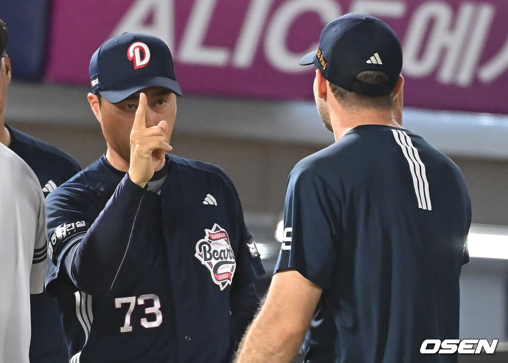 10일 부산 사직야구장에서 2025 신한 SOL 뱅크 KBO 리그 롯데 자이언츠와 두산 베어스의 경기가 열렸다. 홈팀 롯데는 나균안이, 방문팀 두산은 잭로그가 선발 출전했다.두산 베어스 조성환 감독 대행이 롯데 자이언츠에 9-0으로 승리한 후 잭로그와 기쁨을 나누고 있다. 2025.07.10 / foto0307@osen.co.kr