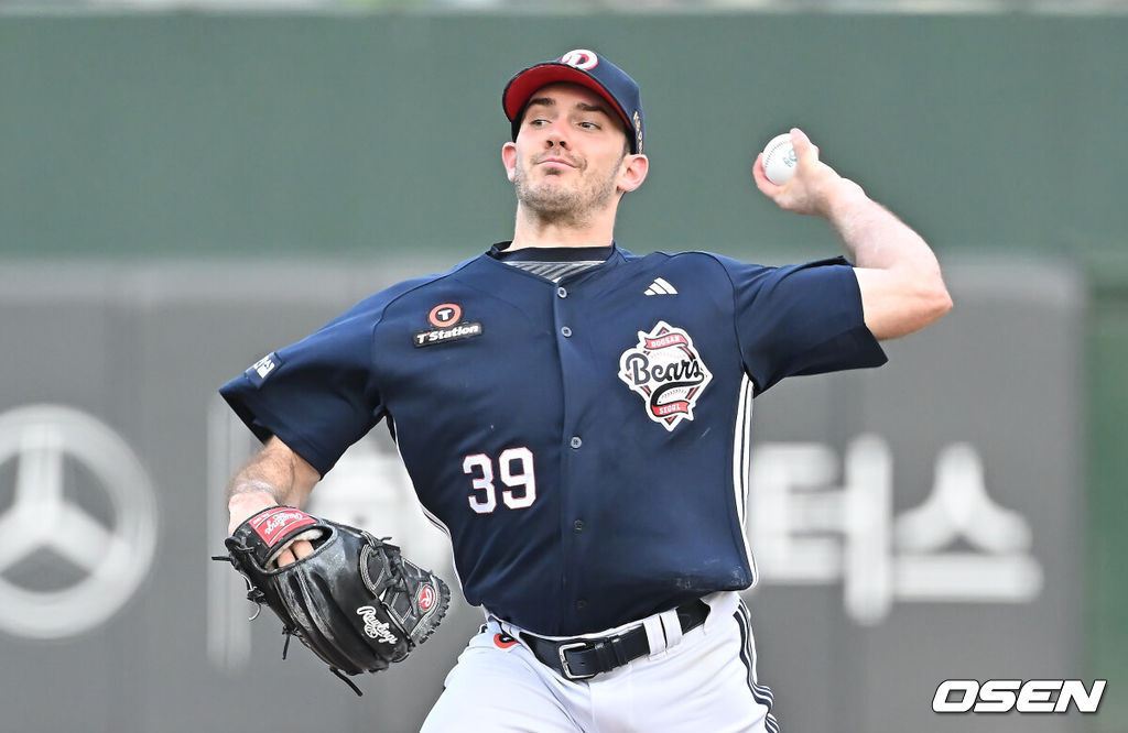 10일 부산 사직야구장에서 2025 신한 SOL 뱅크 KBO 리그 롯데 자이언츠와 두산 베어스의 경기가 열렸다. 홈팀 롯데는 나균안이, 방문팀 두산은 잭로그가 선발 출전했다.두산 베어스 선발 투수 잭로그가 역투하고 있다. 2025.07.10 / foto0307@osen.co.kr