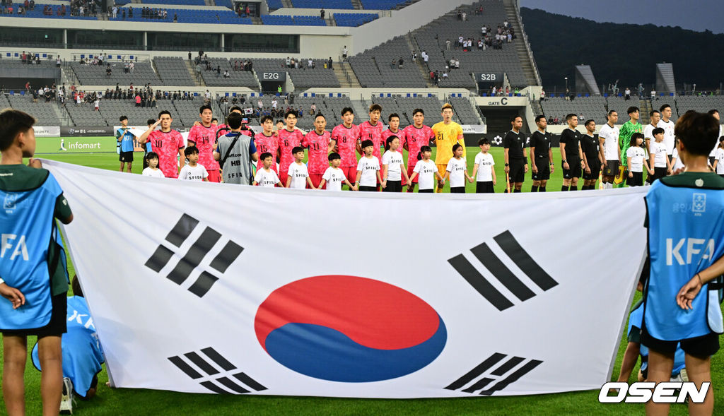7일 경기 용인시 용인 미르 스타디움에서 2025 동아시아 축구연맹(EAFF) E-1 챔피언십(동아시안컵) 대한민국 남자 축구 대표팀과 중국의 개막전이 열렸다.한국은 중국과 첫 경기를 시작으로 11일 홍콩, 15일 일본과 격돌한다. 경기는 모두 용인에서 치러지며 3경기 성적에 따라 그대로 최종 순위가 결정된다.경기 전 한국 선수단이 국민의례를 하고 있다. 2025.07.07 /cej@osen.co.kr