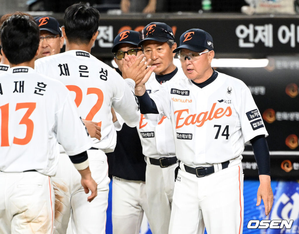 프로야구 한화 이글스가 짜릿한 끝내기 승리로 전반기를 피날레했다. 1위 팀의 위용을 보여주며 시즌 29번째 역전승을 거뒀다. 한화는 10일 대전 한화생명볼파크에서 치러진 2025 신한 SOL Bank KBO리그 KIA 타이거즈와의 홈경기를 3-2 끝내기로 승리했다. 1-2로 뒤진 9회말 KIA 마무리투수 정해영을 상대로 루이스 리베라토의 밀어내기 볼넷으로 동점을 만든 뒤 문현빈의 10구 풀카운트 승부 끝에 끝내기 안타로 대역전극을 완성했다. 경기 종료 후 한화 김경문 감독이 선수들에게 박수를 보내고 있다. 2025.07.10 /sunday@osen.co.kr