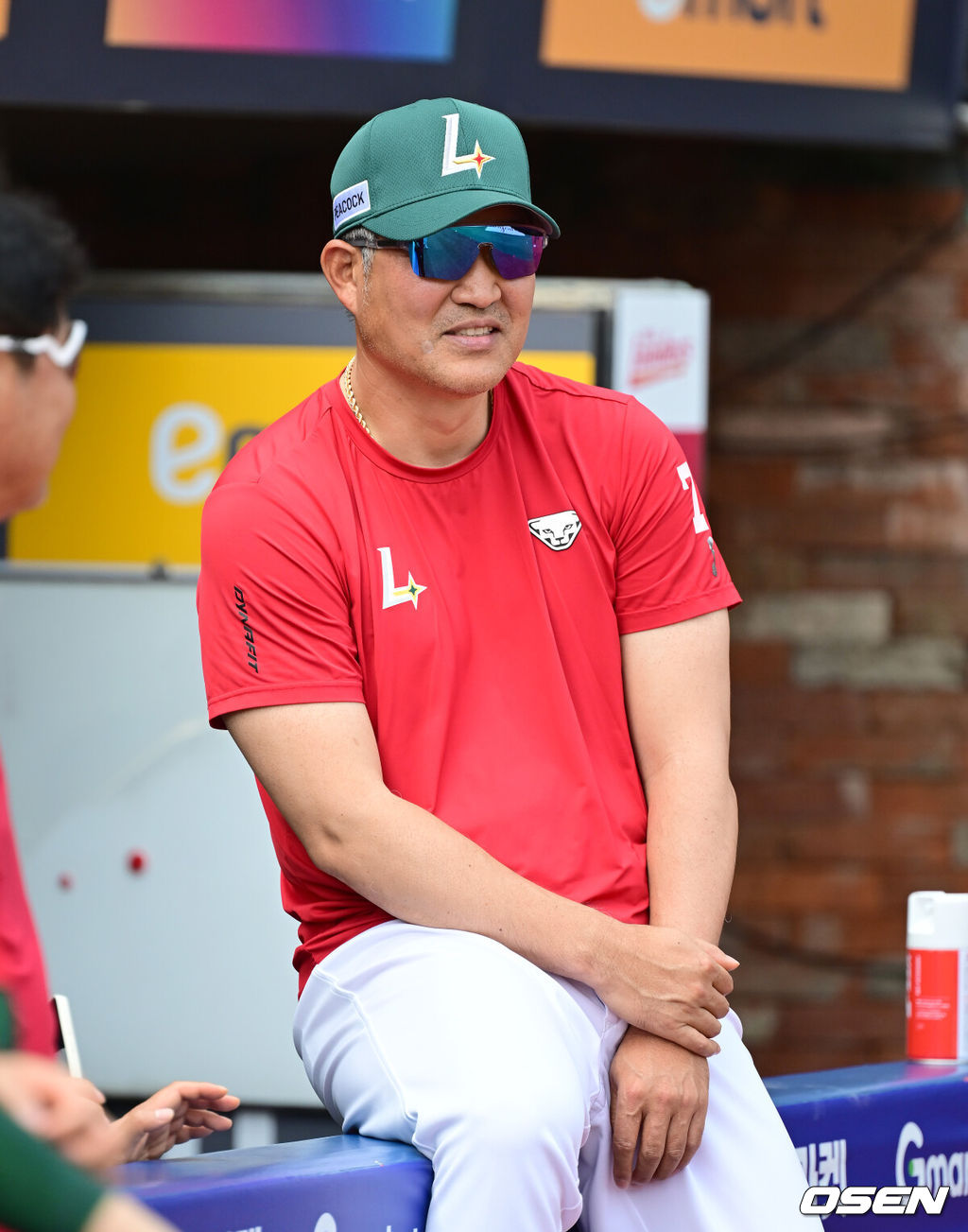 27일 인천 SSG랜더스필드에서 ‘2025 신한은행 SOL Bank KBO리그’ SSG 랜더스와 한화 이글스의 경기가 열렸다.이날 SSG는 문승원,한화는 엄상백을 선발로 내세웠다.  경기 시작에 앞서 SSG 이숭용 감독이 미소짓고 있다. 2025.06.27 / ksl0919@osen.co.kr
