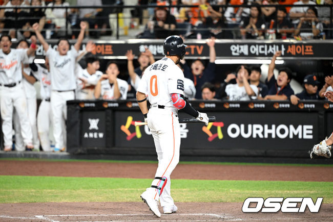 [OSEN=대전, 이대선 기자] 프로야구 한화 이글스가 짜릿한 끝내기 승리로 전반기를 피날레했다. 1위 팀의 위용을 보여주며 시즌 29번째 역전승을 거뒀다. 한화는 10일 대전 한화생명볼파크에서 치러진 2025 신한 SOL Bank KBO리그 KIA 타이거즈와의 홈경기를 3-2 끝내기로 승리했다. 1-2로 뒤진 9회말 KIA 마무리투수 정해영을 상대로 루이스 리베라토의 밀어내기 볼넷으로 동점을 만든 뒤 문현빈의 10구 풀카운트 승부 끝에 끝내기 안타로 대역전극을 완성했다. 9회말 2사 만루에서 한화 리베라토가 밀어내기 볼넷에 환호하고 있다. 2025.07.10 /sunday@osen.co.kr