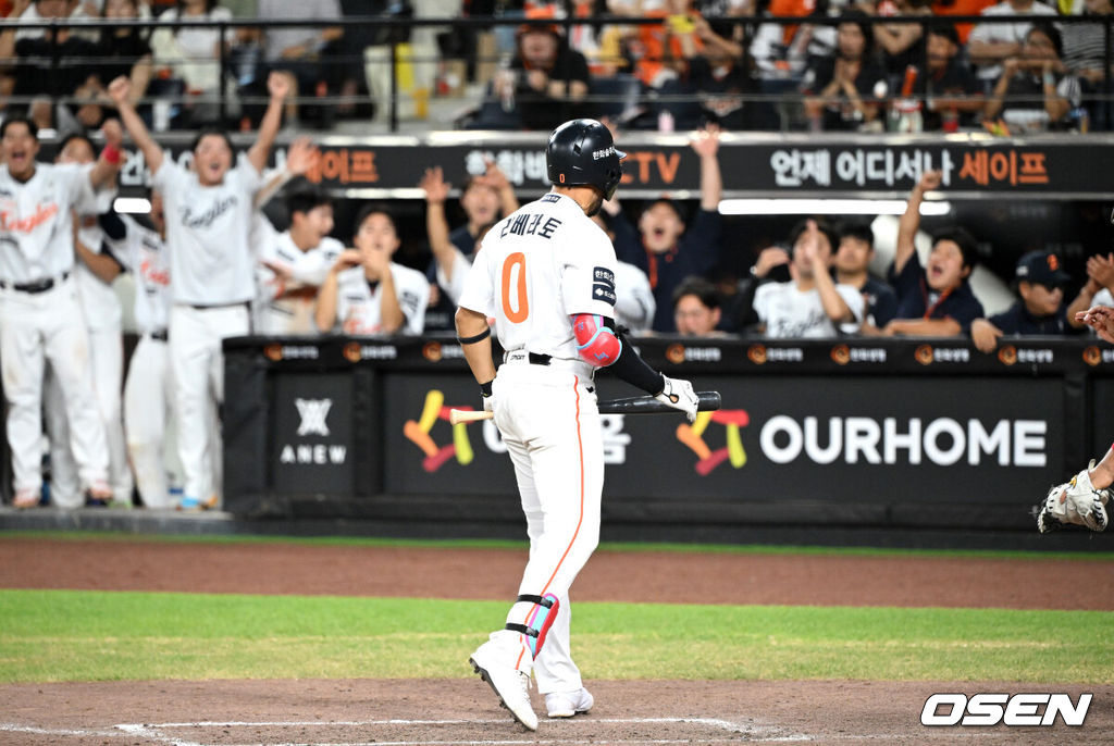 프로야구 한화 이글스가 짜릿한 끝내기 승리로 전반기를 피날레했다. 1위 팀의 위용을 보여주며 시즌 29번째 역전승을 거뒀다. 한화는 10일 대전 한화생명볼파크에서 치러진 2025 신한 SOL Bank KBO리그 KIA 타이거즈와의 홈경기를 3-2 끝내기로 승리했다. 1-2로 뒤진 9회말 KIA 마무리투수 정해영을 상대로 루이스 리베라토의 밀어내기 볼넷으로 동점을 만든 뒤 문현빈의 10구 풀카운트 승부 끝에 끝내기 안타로 대역전극을 완성했다. 9회말 2사 만루에서 한화 리베라토가 밀어내기 볼넷에 환호하고 있다. 2025.07.10 /sunday@osen.co.kr