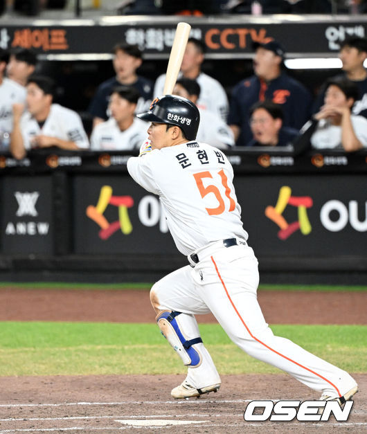 [OSEN=대전, 이대선 기자] 프로야구 한화 이글스가 짜릿한 끝내기 승리로 전반기를 피날레했다. 1위 팀의 위용을 보여주며 시즌 29번째 역전승을 거뒀다. 한화는 10일 대전 한화생명볼파크에서 치러진 2025 신한 SOL Bank KBO리그 KIA 타이거즈와의 홈경기를 3-2 끝내기로 승리했다. 1-2로 뒤진 9회말 KIA 마무리투수 정해영을 상대로 루이스 리베라토의 밀어내기 볼넷으로 동점을 만든 뒤 문현빈의 10구 풀카운트 승부 끝에 끝내기 안타로 대역전극을 완성했다. 9회말 2사 만루에서 한화 문현빈이 끝내기 안타를 치고 있다. 2025.07.10 /sunday@osen.co.kr