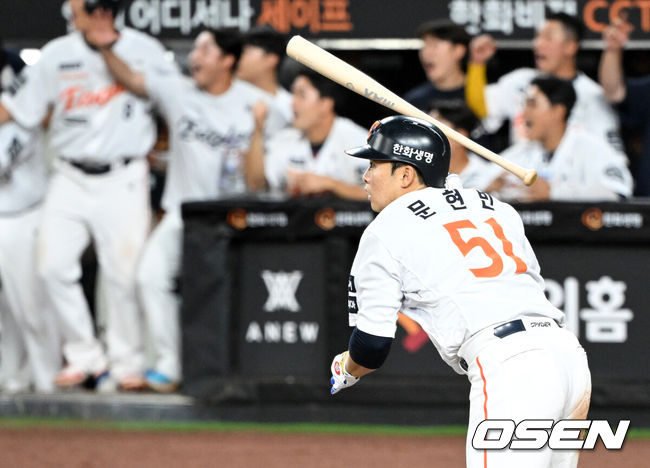 [OSEN=대전, 이대선 기자] 프로야구 한화 이글스가 짜릿한 끝내기 승리로 전반기를 피날레했다. 1위 팀의 위용을 보여주며 시즌 29번째 역전승을 거뒀다. 한화는 10일 대전 한화생명볼파크에서 치러진 2025 신한 SOL Bank KBO리그 KIA 타이거즈와의 홈경기를 3-2 끝내기로 승리했다. 1-2로 뒤진 9회말 KIA 마무리투수 정해영을 상대로 루이스 리베라토의 밀어내기 볼넷으로 동점을 만든 뒤 문현빈의 10구 풀카운트 승부 끝에 끝내기 안타로 대역전극을 완성했다. 9회말 2사 만루에서 끝내기 안타를 친 한화 문현빈이 동료들과 승리의 기쁨을 나누고 있다. 2025.07.10 /sunday@osen.co.kr