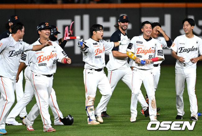[OSEN=대전, 이대선 기자] 프로야구 한화 이글스가 짜릿한 끝내기 승리로 전반기를 피날레했다. 1위 팀의 위용을 보여주며 시즌 29번째 역전승을 거뒀다. 한화는 10일 대전 한화생명볼파크에서 치러진 2025 신한 SOL Bank KBO리그 KIA 타이거즈와의 홈경기를 3-2 끝내기로 승리했다. 1-2로 뒤진 9회말 KIA 마무리투수 정해영을 상대로 루이스 리베라토의 밀어내기 볼넷으로 동점을 만든 뒤 문현빈의 10구 풀카운트 승부 끝에 끝내기 안타로 대역전극을 완성했다. 9회말 2사 만루에서 끝내기 안타를 친 한화 문현빈이 동료들과 승리의 기쁨을 나누고 있다. 2025.07.10 /sunday@osen.co.kr
