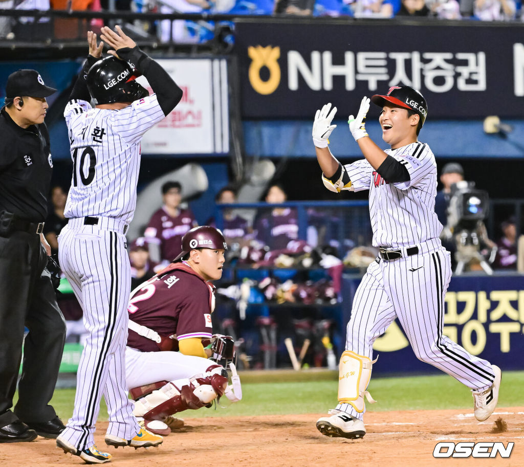 10일 오후 서울 잠실구장에서 ‘2025 신한 SOL BANK KBO리그’ LG 트윈스와 키움 히어로즈의 경기가 진행됐다. 이날 경기에서 LG는 송승기를, 키움은 알칸타라를 선발투수로 내세웠다.7회말 1사 1루 LG 대타 박관우가 동점 2점 홈런을 날리고 1루 주자 오지환과 하이파이브를 하고 있다.  2025.07.10 /  soul1014@osen.co.kr