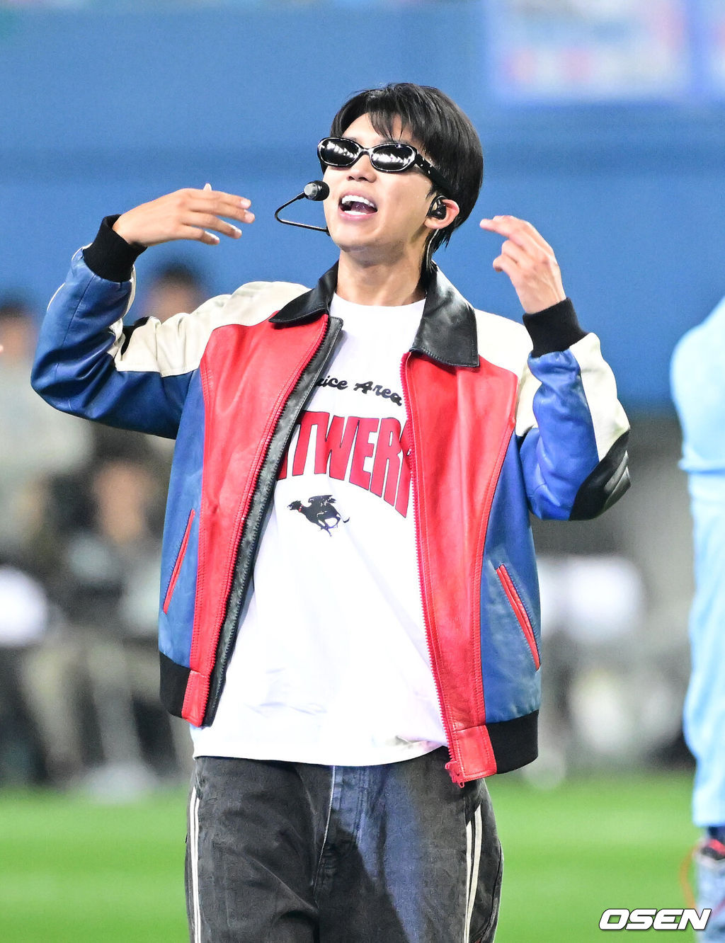 12일 오후 대전월드컵경기장에서 ‘하나은행 자선축구대회’가 열렸다.이번 자선축구대회에서 가수 임영웅은 ‘팀 히어로’의 주장을 맡아 90분 간의 활약을 펼친다. 임영웅이 구단주로 있는 ‘리턴즈 FC’ 선수들과 김영광, 조원희, 오반석 등의 선수들이 ‘팀 히어로’에 합류했다. 이청용, 이근호, 박주호, 지동원, 감스트, 궤도, 말왕 등은 ‘팀 기성용’ 선수로 뛴다. 임영웅이 하프타임 공연을 펼치고 있다. 2024.10.12 / dreamer@osen.co.kr
