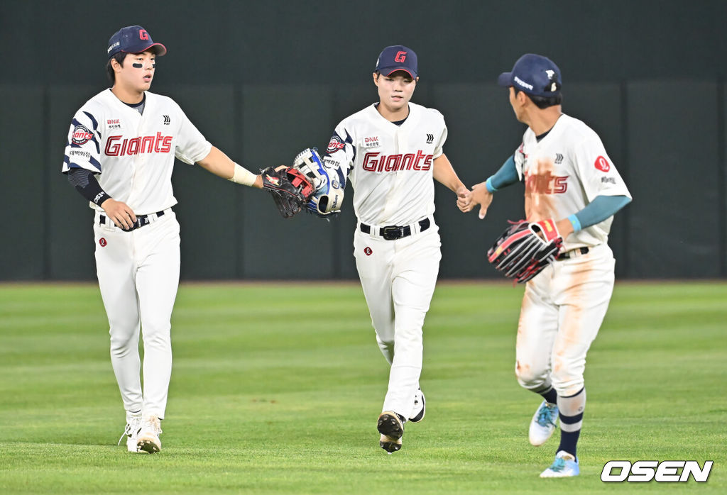 3일 부산 사직야구장에서 2025 신한 SOL 뱅크 KBO 리그 롯데 자이언츠와 LG 트윈스의 경기가 열렸다. 홈팀 롯데는 이민석이, 방문팀 LG는 손주영이 선발 출전했다.롯데 자이언츠 한승현이 7회초 2사 1루 LG 트윈스 박해민의 잘 맞은 타구를 어렵게 잡아 내고 한태양, 장두성과 하이파이브를 하고 있다. 2025.07.03 / foto0307@osen.co.kr