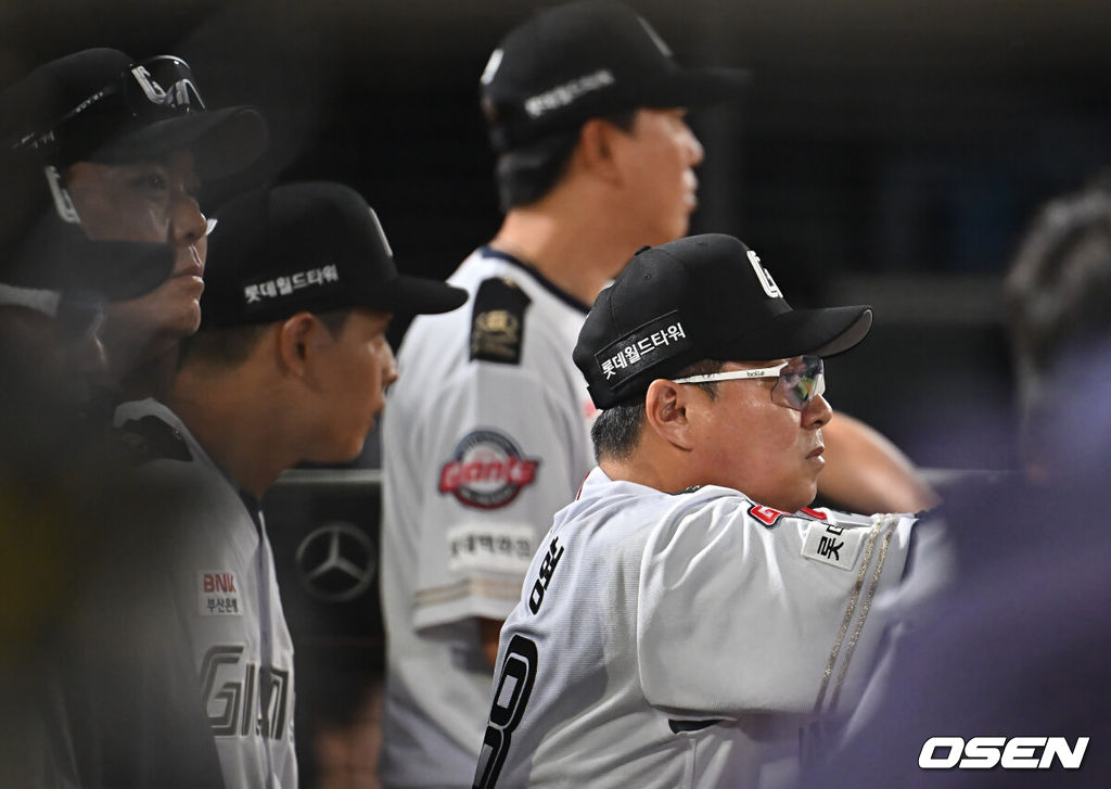 27일 부산 사직야구장에서 2025 신한 SOL 뱅크 KBO 리그 롯데 자이언츠와 KT 위즈의 경기가 열렸다. 홈팀 롯데는 이민석이, 방문팀 삼성은 고영표가 선발 출전했다.롯데 자이언츠 김태형 감독이 경기를 비켜보고 있다. 2025.06.27 / foto0307@osen.co.kr
