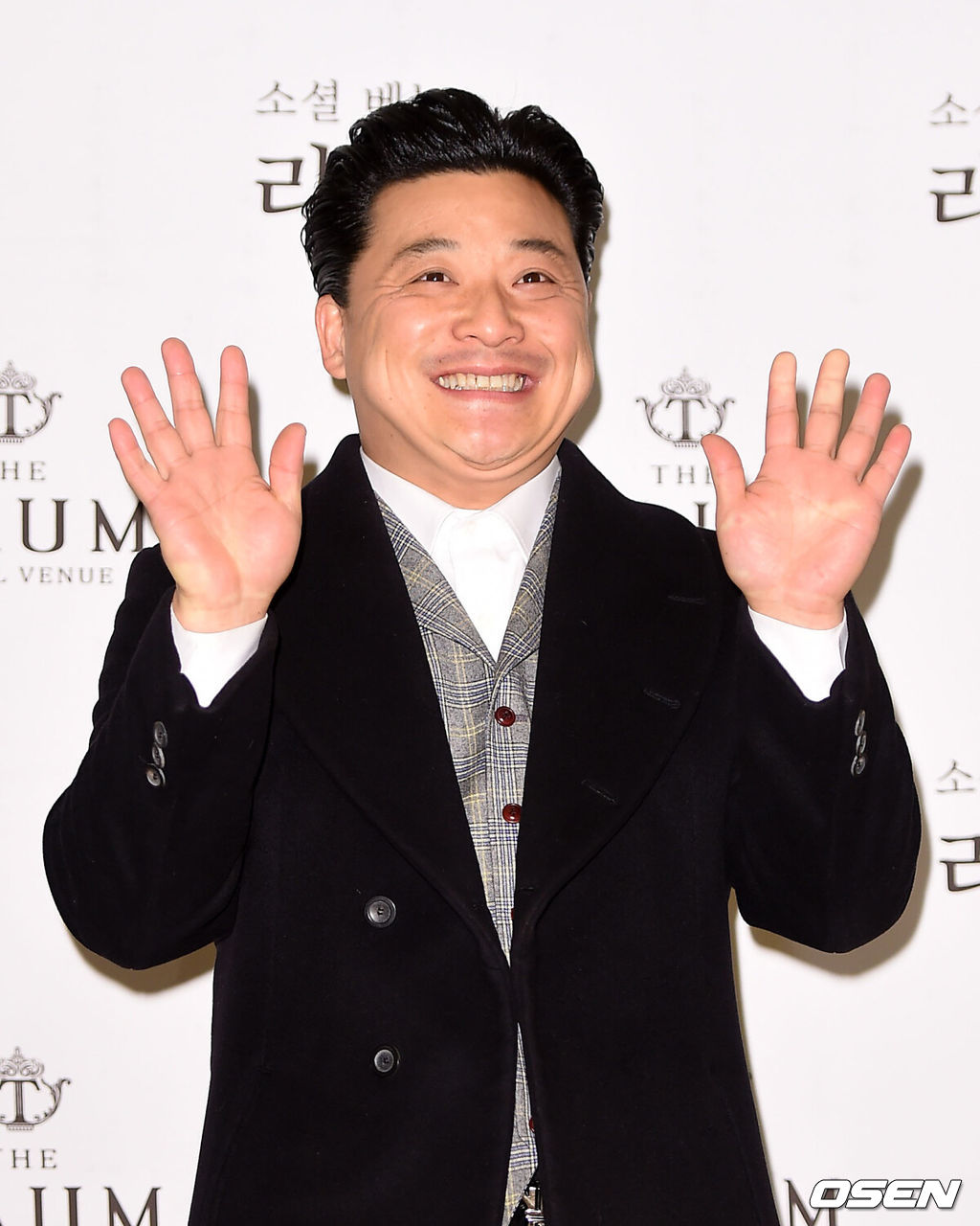 7일 오후 서울 역삼동 더 라움에서 배우 박광현이 연하의 신부와 결혼식을 올렸다.개그맨 윤정수가 포토타임을 갖고 있다.두 사람은 2년 전 지인들과의 모임에서 처음 만나 오빠 동생 사이로 친분을 이어오다 올해 6월 연인 관계로 발전했다.박광현은 예비신부에 대해 “무엇보다 좋은 품성을 지녔고 배려하는 모습에 반해 결혼을 결심했다. 다양한 운동을 좋아하는 여성으로 같은 취미를 가졌다는 점에도 끌렸다”고 말했다.결혼식의 주례는 배우 이순재, 사회는 성우 안지환이 맡는다. 가수 김원준과 유리상자의 이세준이 축가를 부른다. 국내에서 크리스마스를 보낸 후 12월 말 신혼여행을 떠날 예정이며, 구체적인 여행지는 아직 결정하지 않았다. /sunday@osen.co.kr