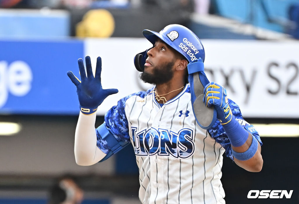 7일 대구삼성라이온즈파크에서 2025 신한 SOL 뱅크 KBO 리그 삼성 라이온즈와 NC 다이노스의 경기가 열렸다. 홈팀 삼성은 레예스가, 방문팀 NC는 신민혁이 선발 출전했다. 삼성 라이온즈 디아즈가 1회말 1사 1,3루 우월 역전 3점 홈런을 치고 세리머니를 하고 있다. 2025.06.07 / foto0307@osen.co.kr