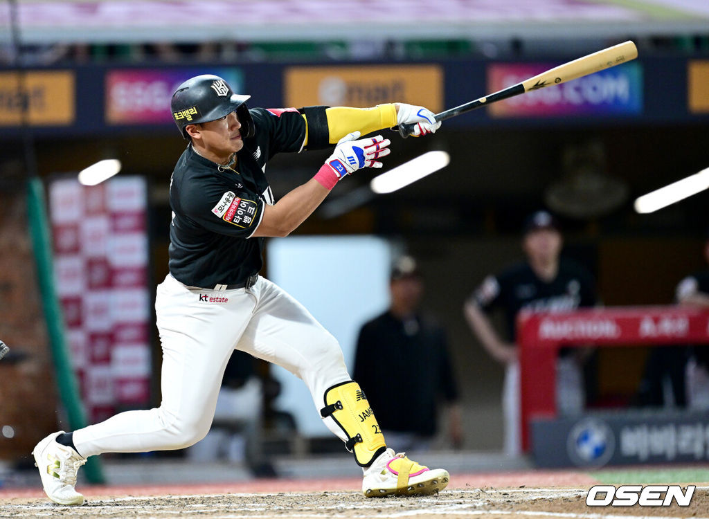 10일 인천 SSG랜더스필드에서 ‘2025 신한 SOL Bank KBO리그’ SSG 랜더스와 KT 위즈의 경기가 열렸다.홈팀 SSG는 드류 앤더슨, 방문팀 KT는 고영표를 선발로 내세웠다.6회초 1사 1루 상황 KT 안현민이 안타를 날리고 있다 . 2025.07.10 / dreamer@osen.co.kr