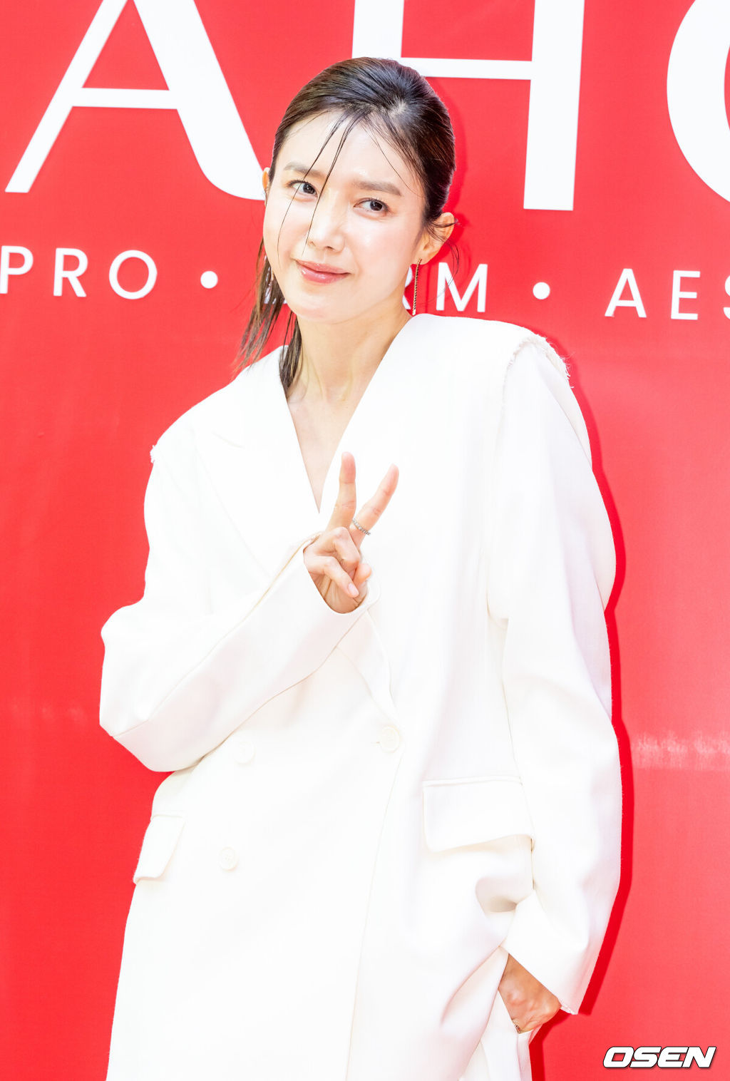 20일 오전 서울 성동구 베이컨트에서 스킨케어 브랜드 'AHC' 팝업 스토어 오픈 기념 행사가 진행됐다.이날 행사에는 앰배서더 박규영과 배우 채정안이 참석했다.   배우 채정안이 포즈를 취하고 있다.  2025.02.20 / soul1014@osen.co.kr