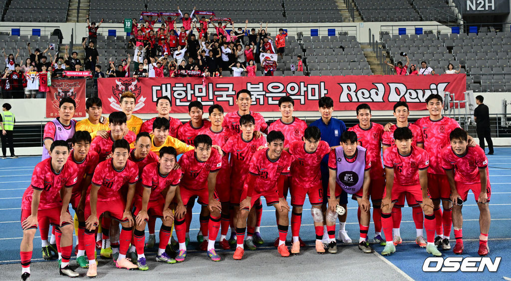 2025년에도 '공한증'은 이어진다. 홍명보호가 무더위를 뚫고 시원한 대승을 거뒀다. 홍명보 감독이 이끄는 대한민국 축구대표팀은 7일 오후 8시 용인 미르스타디움에서 열린 2025 동아시아축구연맹(EAFF) E-1 챔피언십(동아시안컵) 개막전에서 중국을 3-0으로 꺾었다.한국 축구 대표팀이 붉은악마와 기념촬영을 하고 있다. 2025.07.07 /cej@osen.co.kr